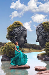 Robe longue en soie avec jupe à volants et décolleté licou pour des occasions élégantes et affirmées